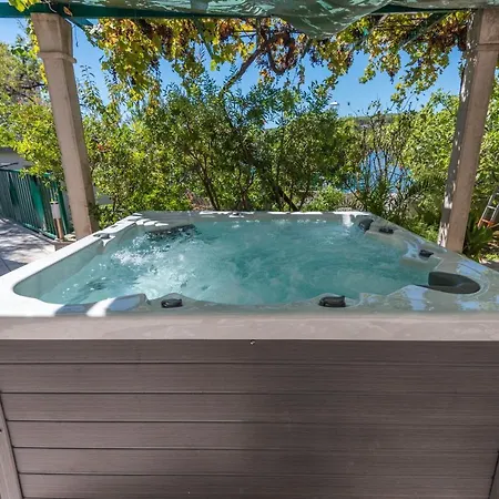 Apartament Seafront Vacation 5 Meters From Beach & Sea With Jacuzzi *