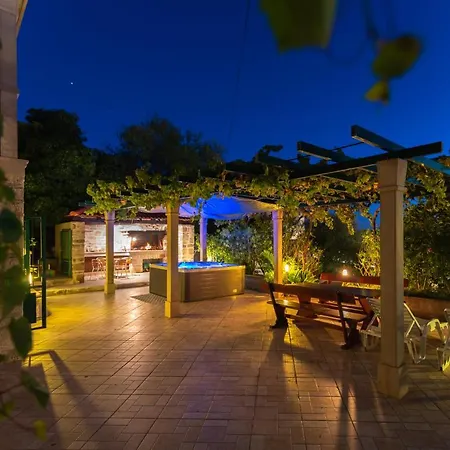 Seafront Vacation 5 Meters From Beach & Sea With Jacuzzi