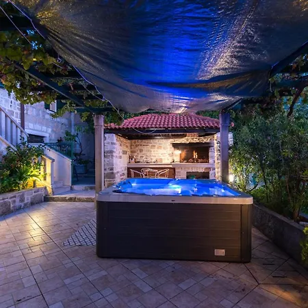 Apartament Seafront Vacation 5 Meters From Beach & Sea With Jacuzzi Sumartin