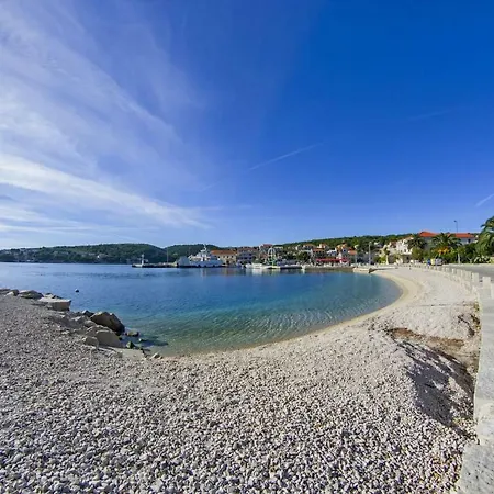 Seafront Vacation 5 Meters From Beach & Sea With Jacuzzi Apartament Sumartin