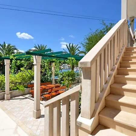 Seafront Vacation 5 Meters From Beach & Sea With Jacuzzi Apartament *