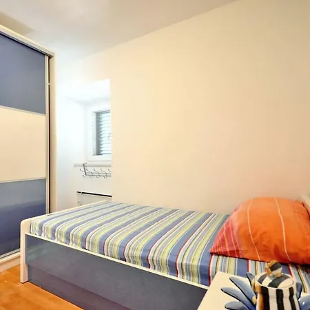 Seafront Vacation 5 Meters From Beach & Sea With Jacuzzi Sumartin