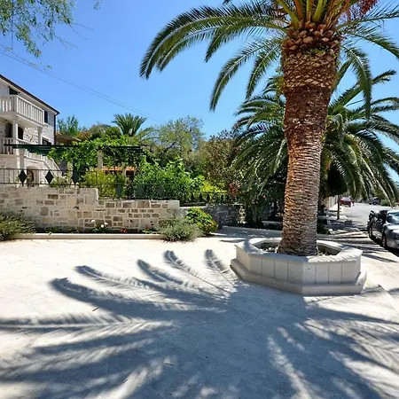 Apartament Seafront Vacation 5 Meters From Beach & Sea With Jacuzzi Sumartin