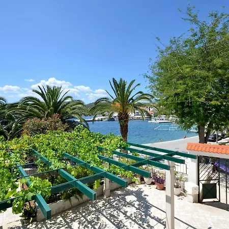 Apartament Seafront Vacation 5 Meters From Beach & Sea With Jacuzzi Sumartin