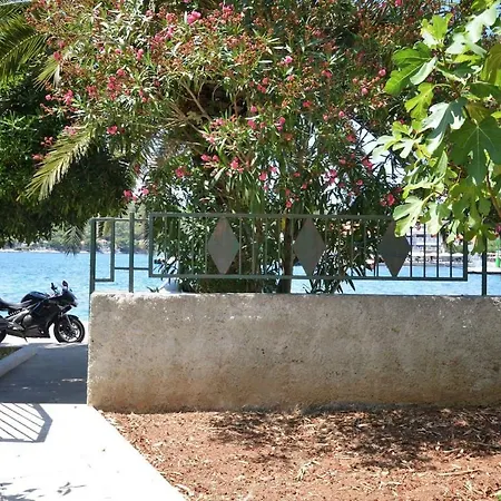 Seafront Vacation 5 Meters From Beach & Sea With Jacuzzi Apartament