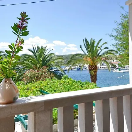 Seafront Vacation 5 Meters From Beach & Sea With Jacuzzi Apartament *