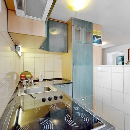 Seafront Vacation 5 Meters From Beach & Sea With Jacuzzi Sumartin