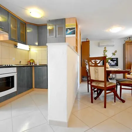 Seafront Vacation 5 Meters From Beach & Sea With Jacuzzi Apartament *