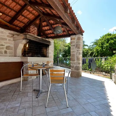 Seafront Vacation 5 Meters From Beach & Sea With Jacuzzi Apartament