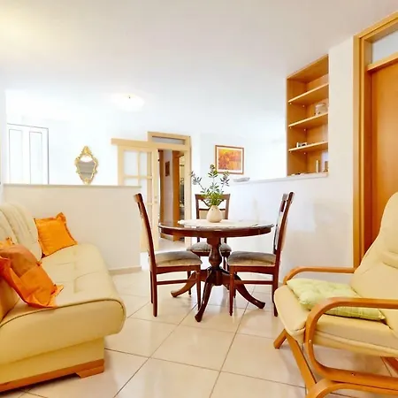 Apartament Seafront Vacation 5 Meters From Beach & Sea With Jacuzzi Sumartin