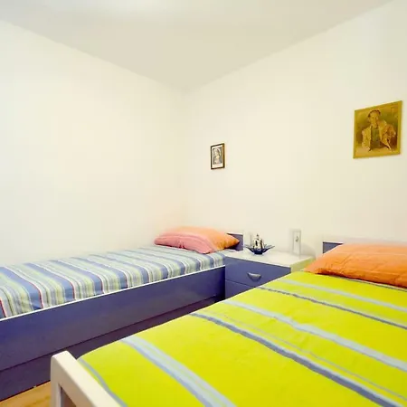 Apartament Seafront Vacation 5 Meters From Beach & Sea With Jacuzzi Sumartin