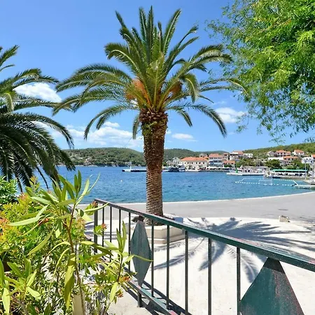 Apartament Seafront Vacation 5 Meters From Beach & Sea With Jacuzzi Sumartin