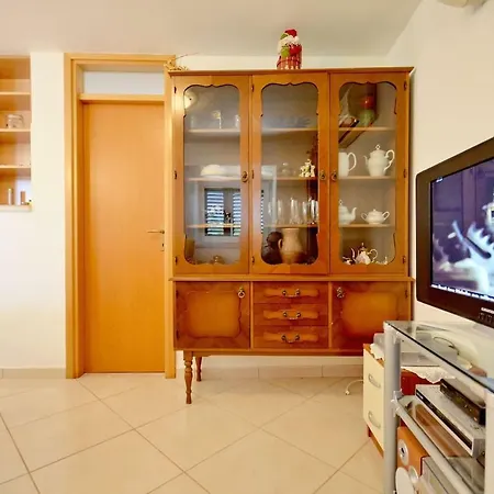Seafront Vacation 5 Meters From Beach & Sea With Jacuzzi Apartament