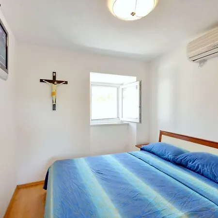 Seafront Vacation 5 Meters From Beach & Sea With Jacuzzi Apartament