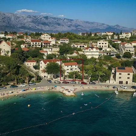 Seafront Vacation 5 Meters From Beach & Sea With Jacuzzi Apartament