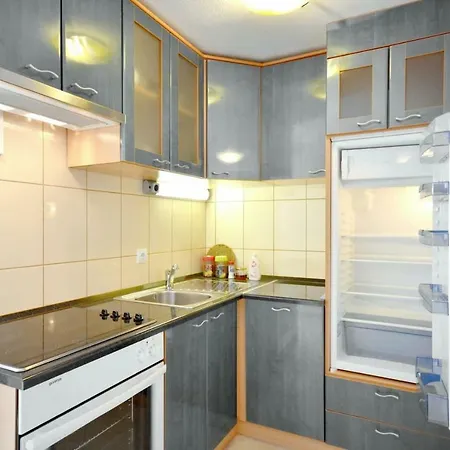 Apartament Seafront Vacation 5 Meters From Beach & Sea With Jacuzzi Sumartin
