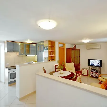 Seafront Vacation 5 Meters From Beach & Sea With Jacuzzi Apartament Sumartin