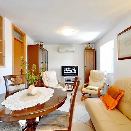 Seafront Vacation 5 Meters From Beach & Sea With Jacuzzi Apartament Sumartin