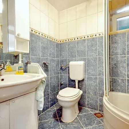 Seafront Vacation 5 Meters From Beach & Sea With Jacuzzi Sumartin