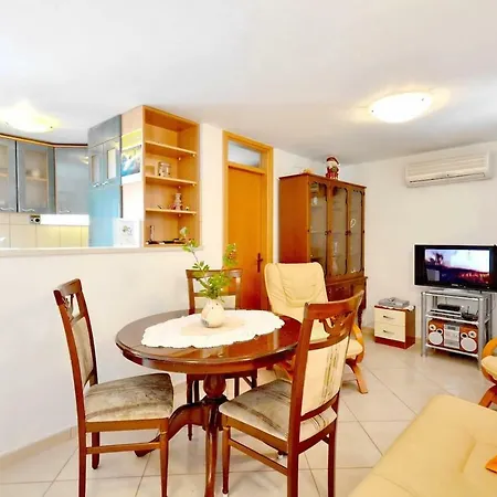 Seafront Vacation 5 Meters From Beach & Sea With Jacuzzi Apartament *
