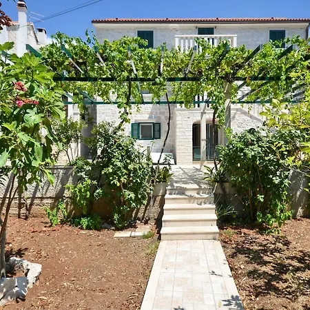 Seafront Vacation 5 Meters From Beach & Sea With Jacuzzi Apartament Sumartin