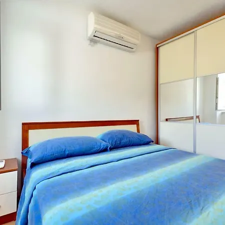 Seafront Vacation 5 Meters From Beach & Sea With Jacuzzi Apartament
